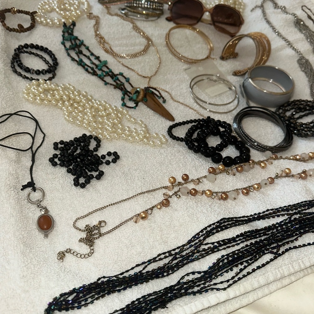 Assorted Jewelry Collection - Picture 3 of 6